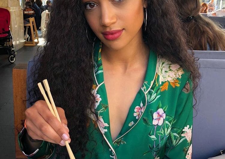 Samantha Logan Bio, Height, Age, Birthday, Boyfriend, Wiki, Parents & Net Worth